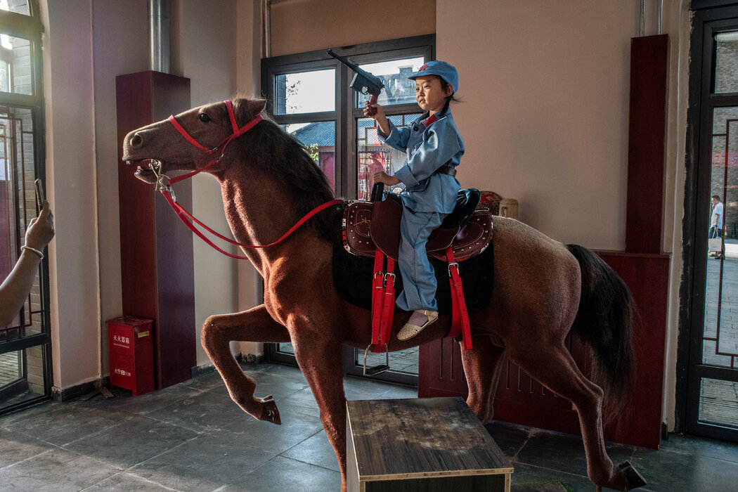 人们身着红军军装在新主题公园合影留念