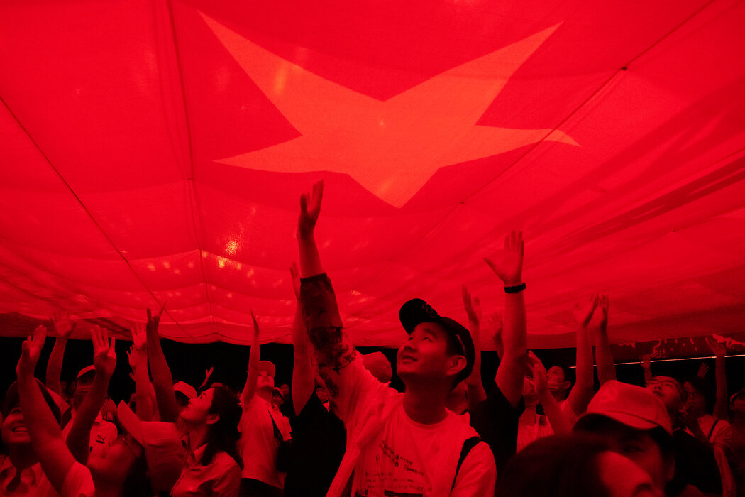 在延安，观众演出结束时触摸中国国旗