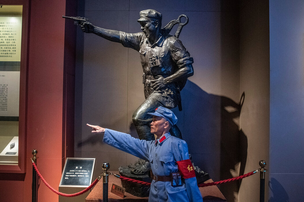 一位游客在井冈山留影。