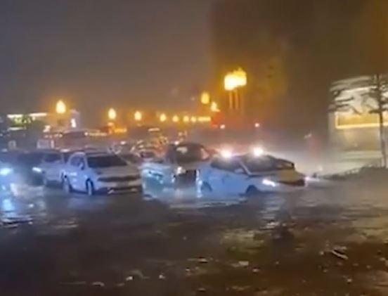 山西五台山暴雨引发山洪