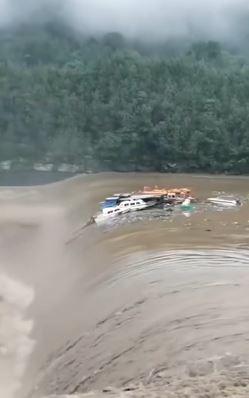 多艘船只、快艇被洪流裹挟