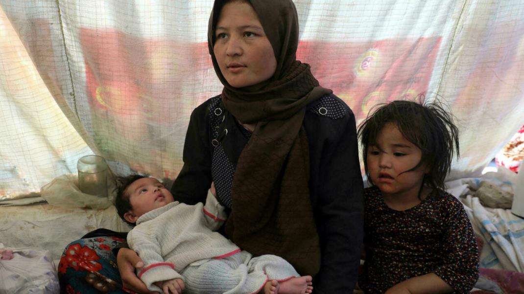 阿富汗许多人试图离开这个国家