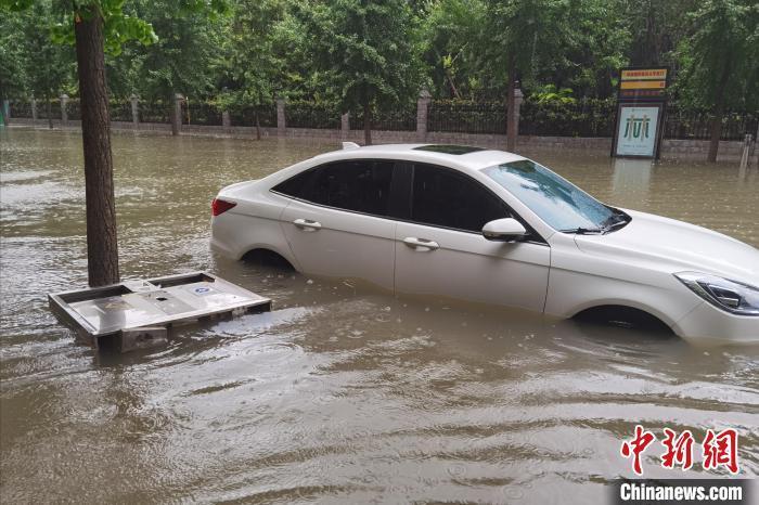 郑州市区路边搁浅的车辆