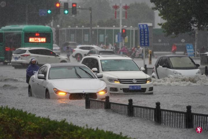 郑州市内部分街道因持续强降雨，导致严重积水