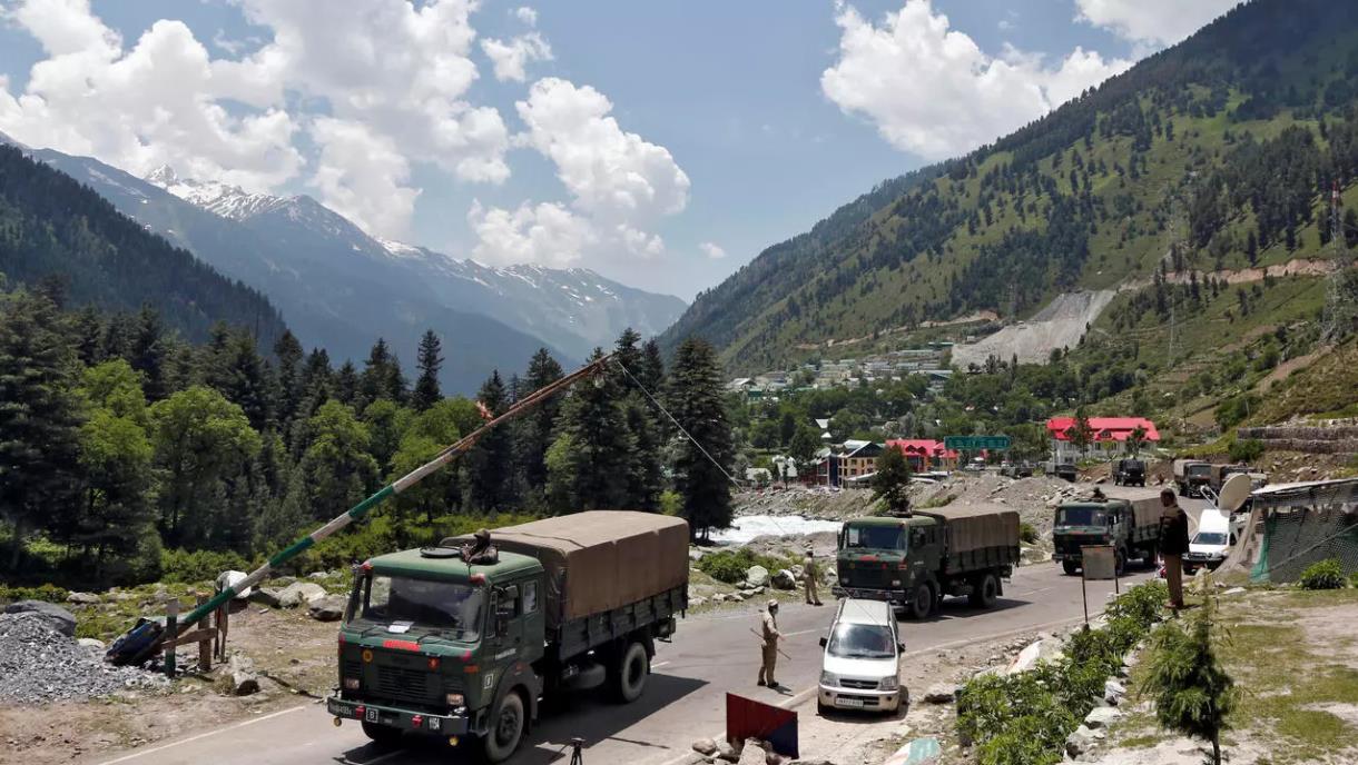 印度军车在通往拉达克的一条公路上