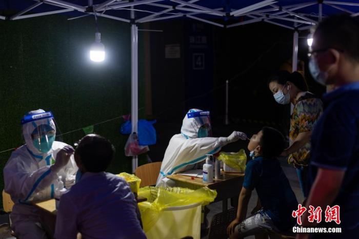 南京街头一处核酸检测点