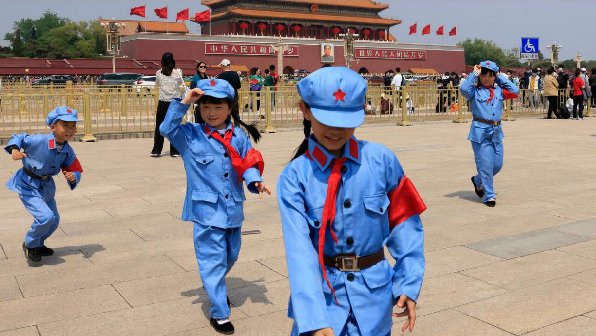 5月3日天安门广场上参加抗日战争纪念活动的儿童