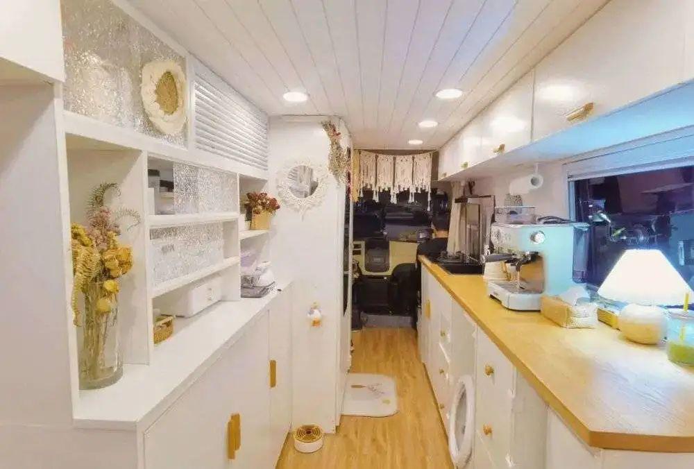 张希和女朋友的房车内部