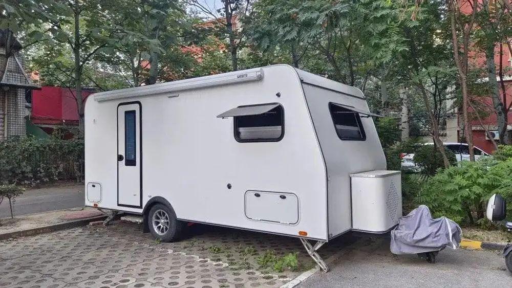 小乔将房车停在公司旁边