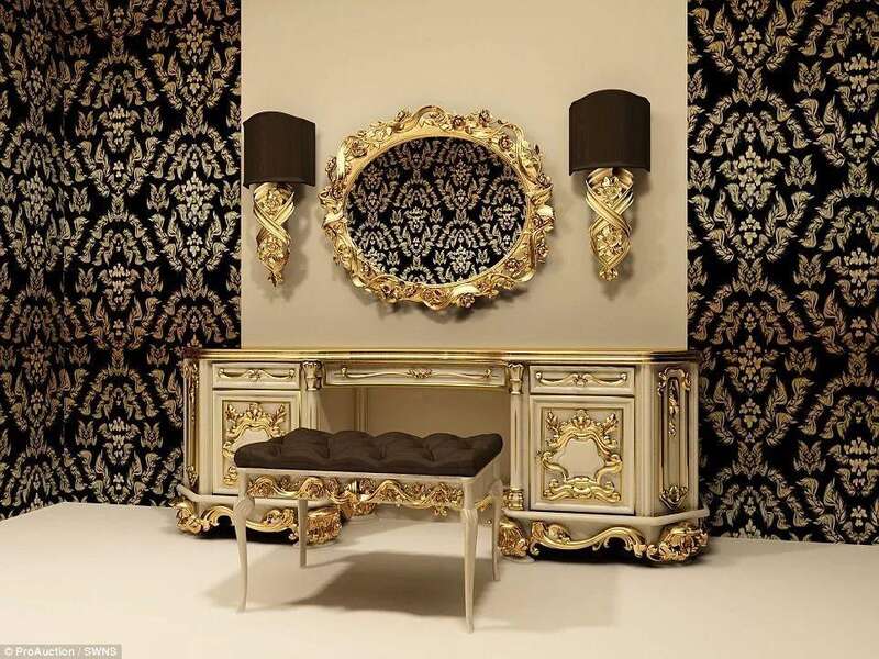 华丽的水晶吊灯、镶满珠宝的浴盆、梳妆台，可以说极尽奢华