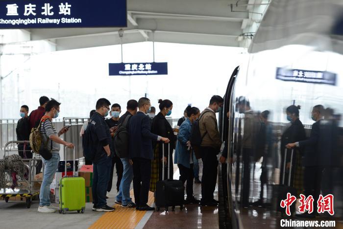 旅客乘坐高铁列车出行