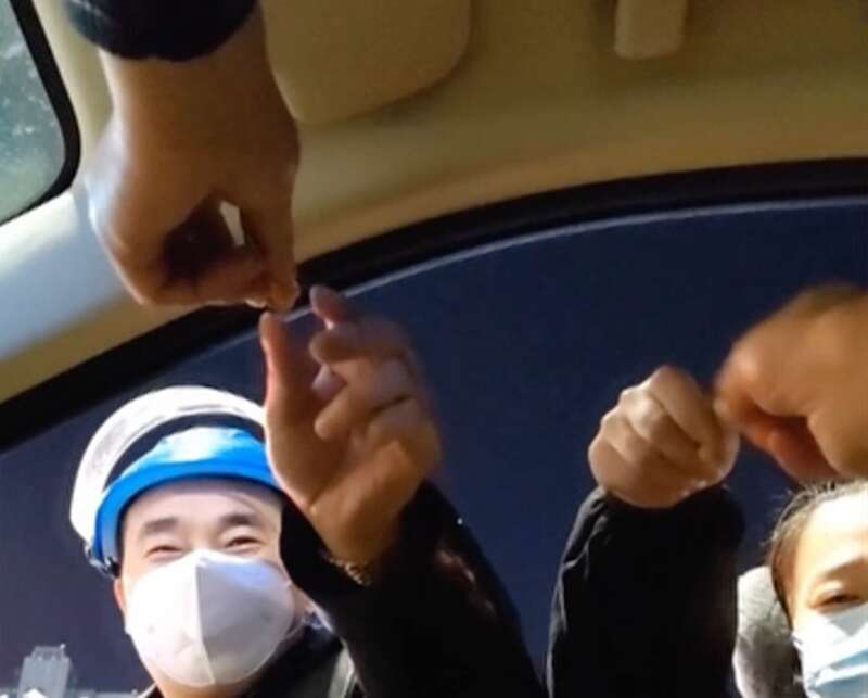 他在街头免费送几千片退烧药 有人哭着给他鞠躬