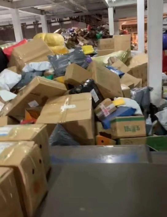 快递堆积如山的网点