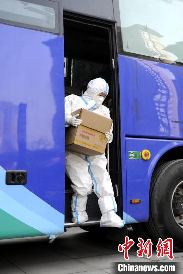 图为医务工作者正在搬运药品