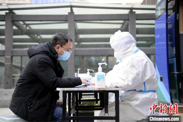 图为医务工作者为市民登记信息