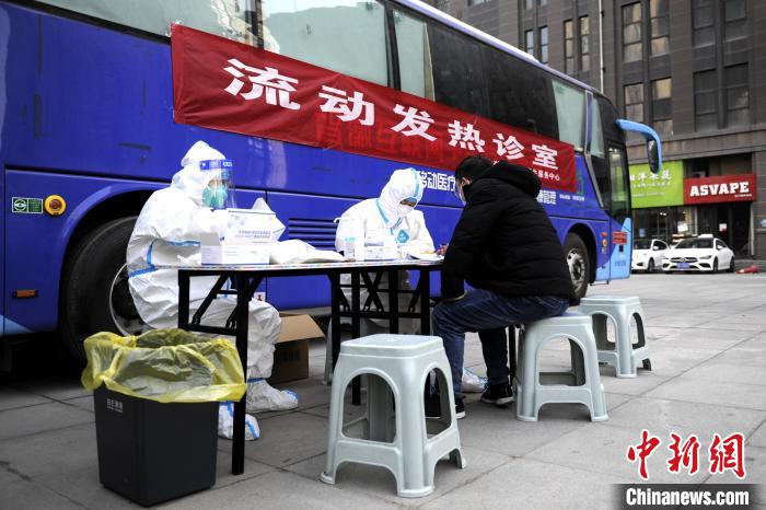 市民正在咨询医务工作者