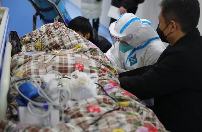 在中国医科大学附属盛京医院南湖院区发热门诊，值班医生对患者进行救治