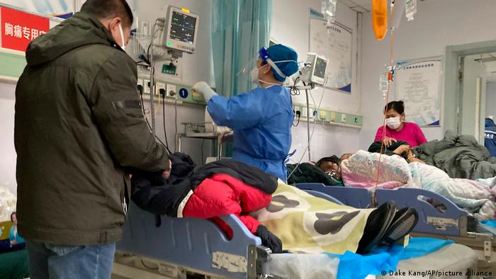 疫情升温，中国多地医院涌现大量患者