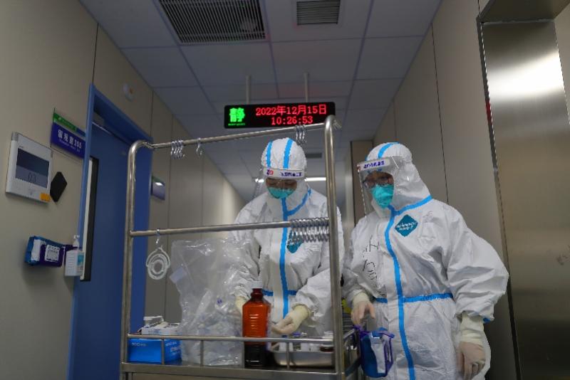 在中国医科大学附属盛京医院南湖院区发热门诊，值班护士在给患者配药