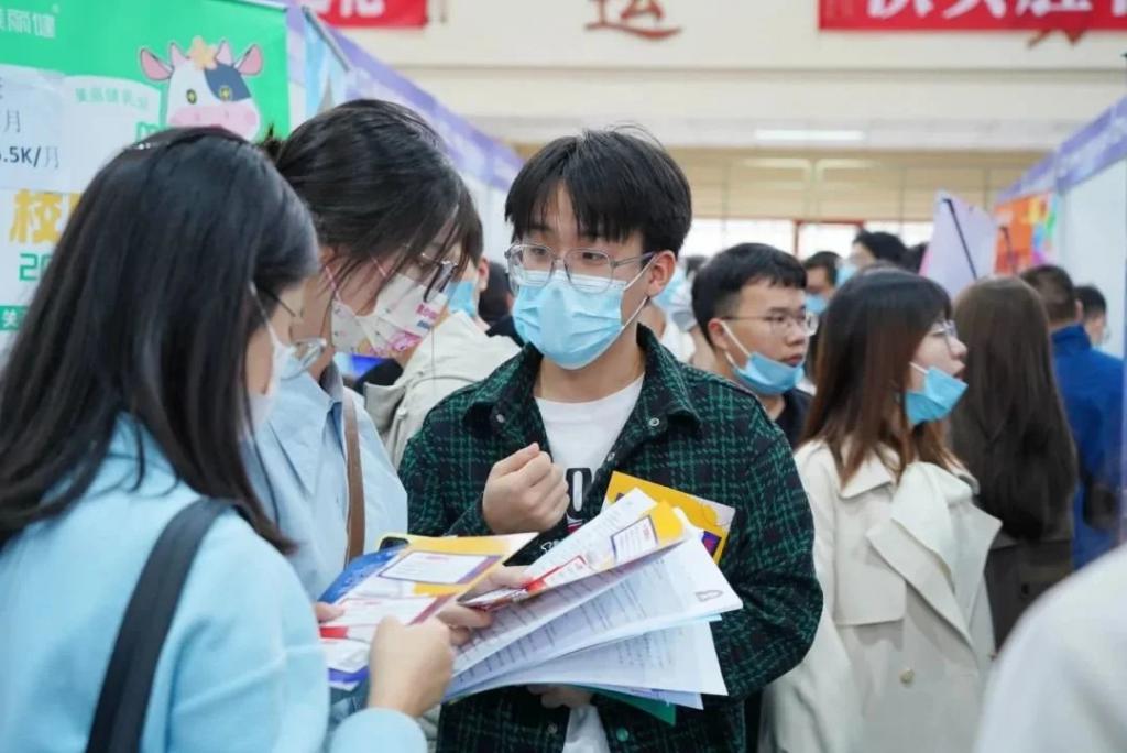 2023 届高校毕业生规模预计 1158 万人，同比增加 82 万人