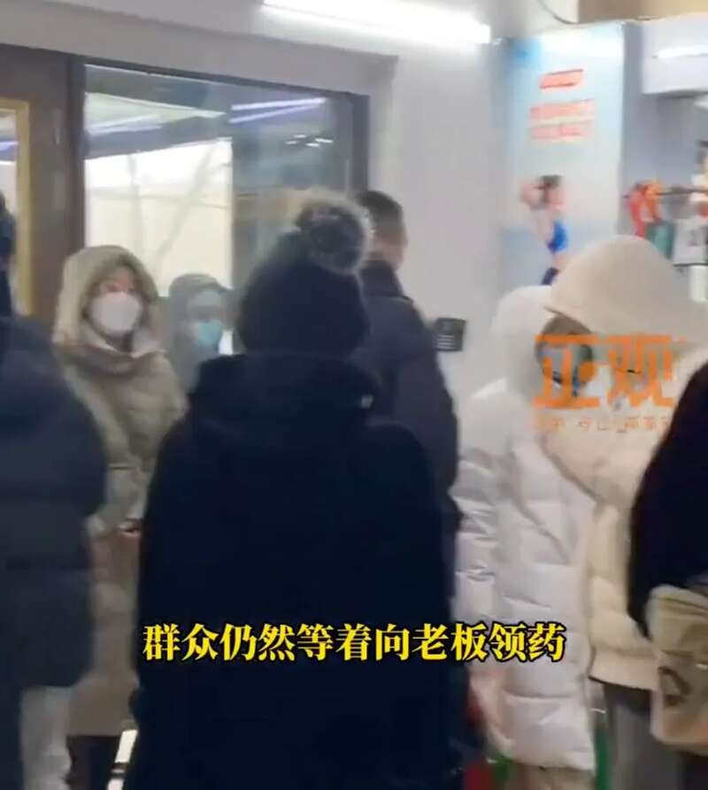 还有当药被抢时，无动于衷，无一人出手阻止的围观领药人群