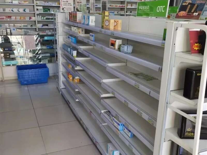 12月中旬，山东高密一家药店，货架上退烧药被抢购一空