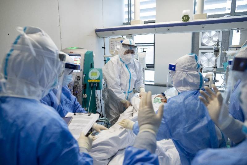 华中科技大学同济医学院附属同济医院中法新城院区ICU病房，医疗团队查看一名新冠肺炎危重症患者情况 ...