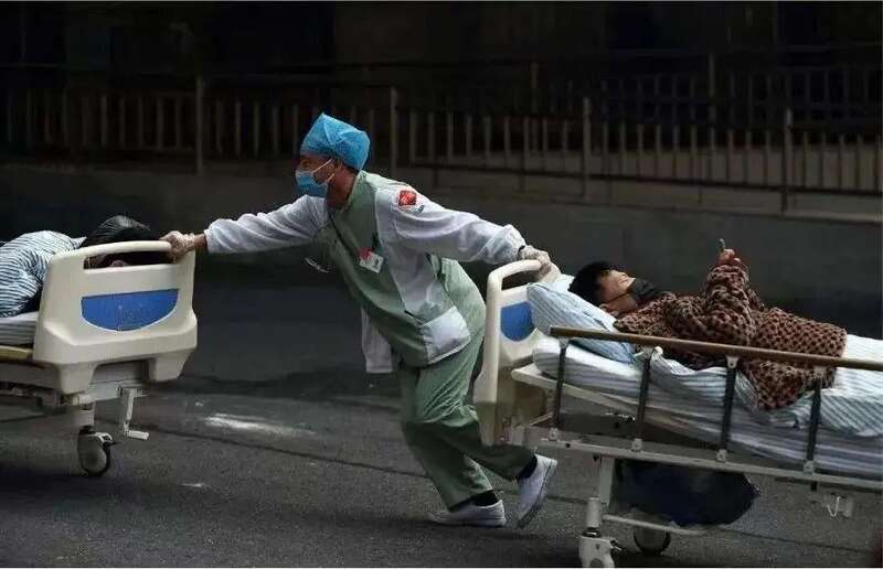 正是因为群众的麻痹大意，猛然扎堆，然后也就有了感冒药的供不应求，也就有了医院门口的排队长龙，也就有了 ...