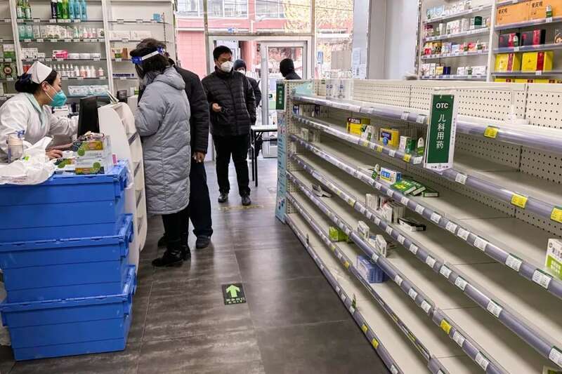 正是因为群众的麻痹大意，猛然扎堆，然后也就有了感冒药的供不应求，也就有了医院门口的排队长龙，也就有了 ...