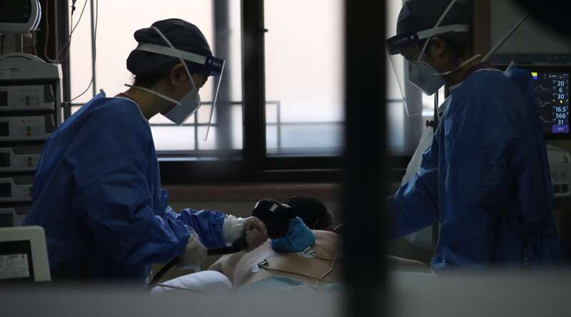 12月24日，北京中医医院综合重症监护室护士为患者护理