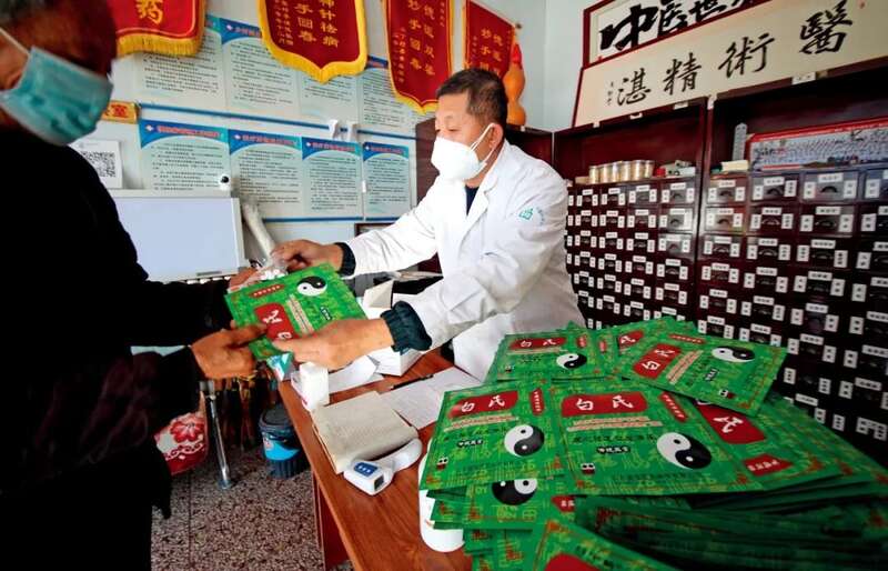 2022年12月23日，山东滨州市无棣县，杨三里村白金海卫生室负责人在柳堡镇刘柳村为乡邻免费发放退烧药 ...