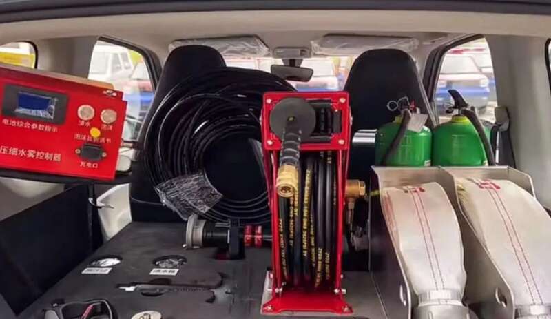 后备箱出去摆摊的折叠桌椅、咖啡机、甚至消防车整套的灭火设备都可以放进去 ...