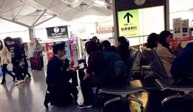 日本的警察在询问人的时候，遇到坐着的人，会用“下跪”的方式进行询问