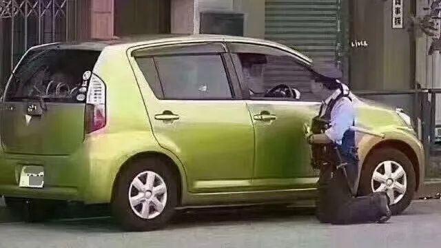 日本的警察在询问人的时候，遇到坐着的人，会用“下跪”的方式进行询问