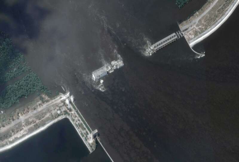 卡霍夫卡大坝遇袭一天后卫星影像