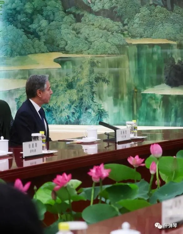 领导人这次会见布林肯，现场会议桌中央摆了不少盛开的荷花