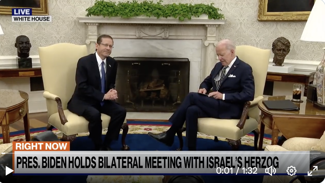 拜登和以总统会谈 常盯腿上记事卡念稿 对方无语看镜头