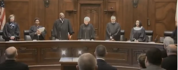 伊利诺伊州最高法院周二裁决，从 9 月 18 日开始伊利诺伊州将成为全美第一个取消现金保释作为审前释放条件 ...