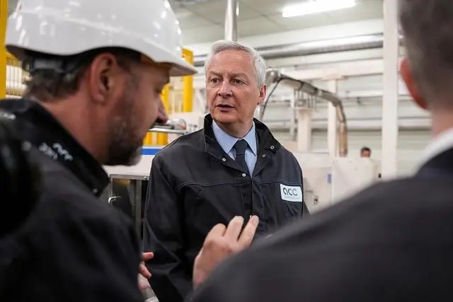 法国杜夫兰，勒梅尔在汽车电池制造公司新生产线落成仪式上参观生产线