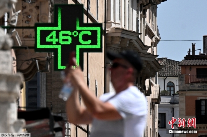 意大利在罗马，一名游客在药店的指示牌上显示了当前的室外温度