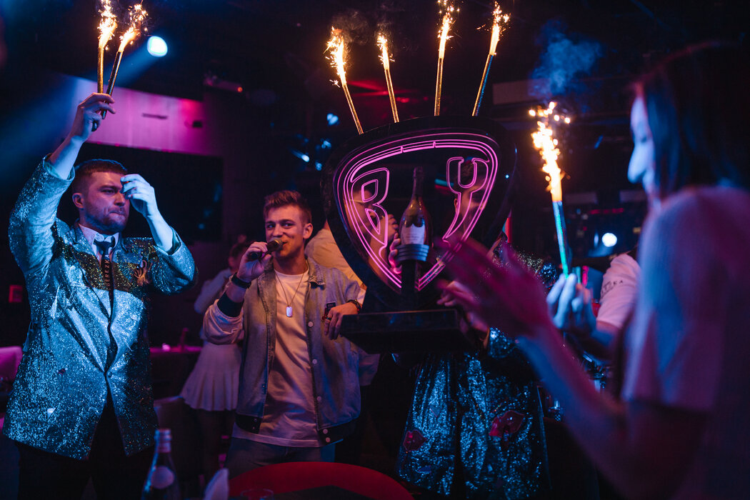 在迪拜一家俄罗斯夜总会里畅饮香槟