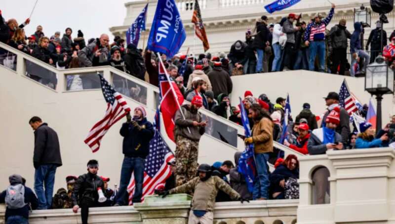 川普被指控煽动了一群支持者在国会大厦袭击事件中发动叛乱行为