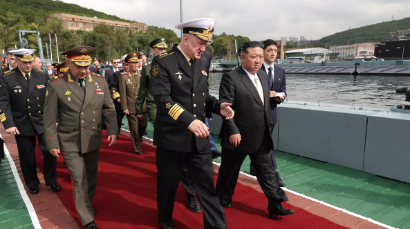 金正恩16日抵达俄远东城市符拉迪沃斯托克的克涅维奇机场后，俄罗斯防长绍伊古在机场迎接 ...