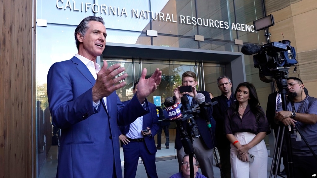 加利福尼亚州州长加文·纽瑟姆2022年10月7日向记者发表讲话