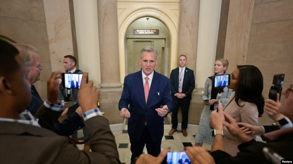 美国国会众议院议长凯文·麦卡锡2023年9月28日向记者讲话