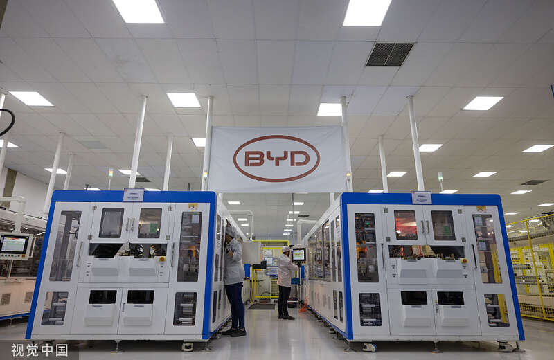 巴西圣保罗州，比亚迪太阳能电池板和电动巴士底盘生产工厂的工人