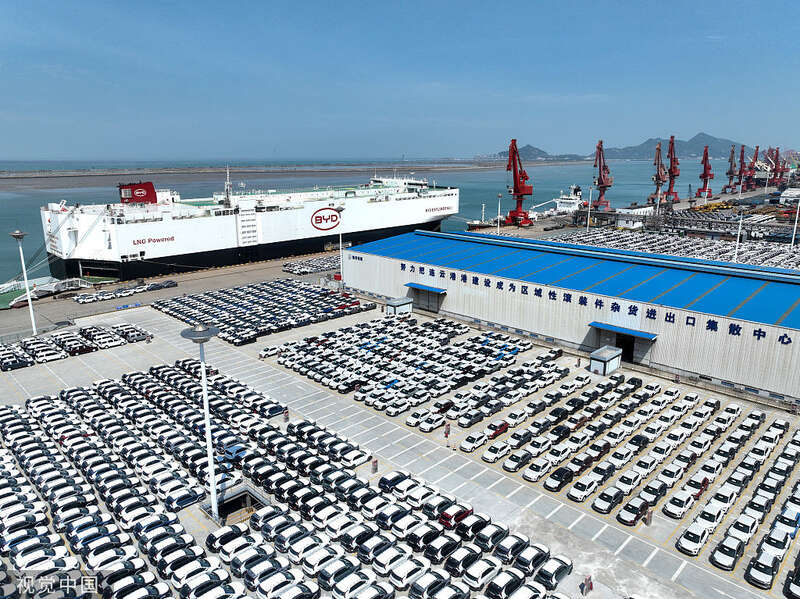 江苏连云港东方港务分公司码头，滚装轮正在装载新能源汽车出口