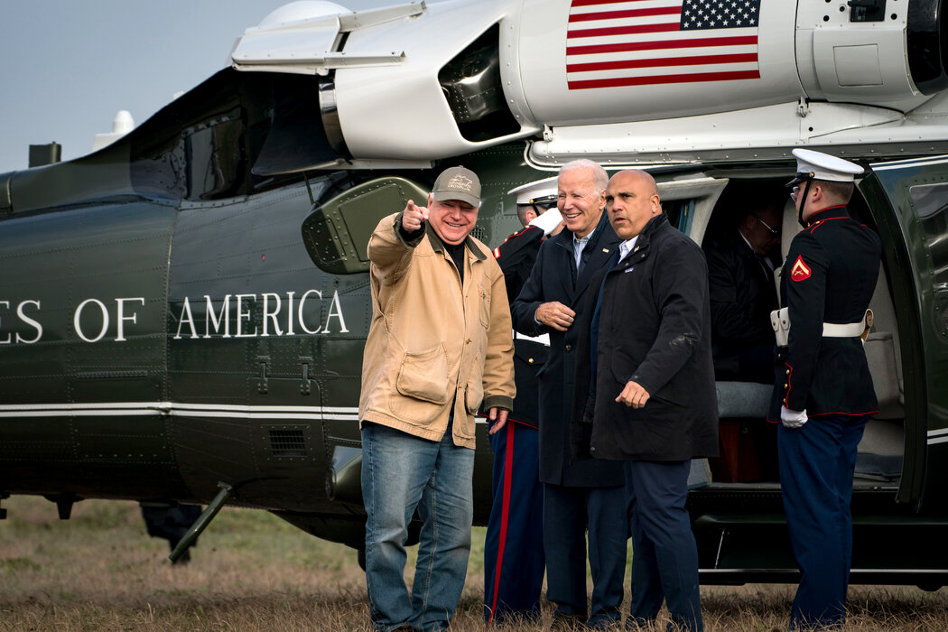 拜登总统（中）和明尼苏达州州长蒂姆·沃尔兹（左）在明尼苏达州诺斯菲尔德 ...