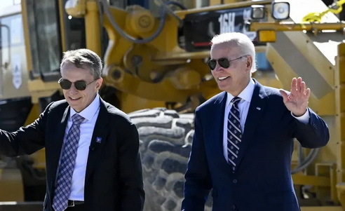 2022 年 9 月，美国总统乔-拜登（Joe Biden）和英特尔公司首席执行官帕特-盖尔辛格（Pat Gelsinger）（左） ...