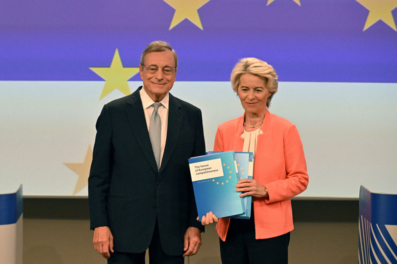 德拉吉和欧盟委员会主席冯德莱恩共同展示报告封面